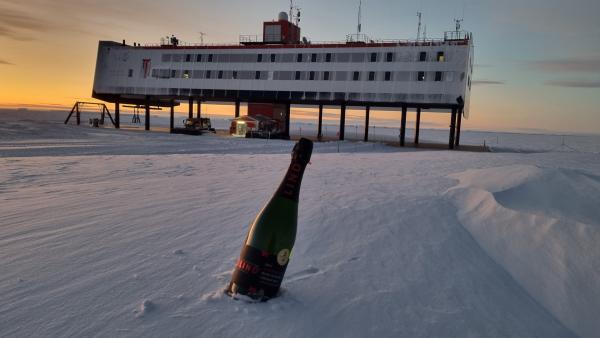 Unser Blanc de Blancs Crémant vor der Neumayer Station III